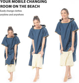 Surfponcho Omkleedhulp Strand voor Dames, Heren, Volwassenen en Tieners – Ultralichte en Sneldrogende Badponcho / Handdoekponcho van Microvezel –  (Donkerblauw) - MOKANI